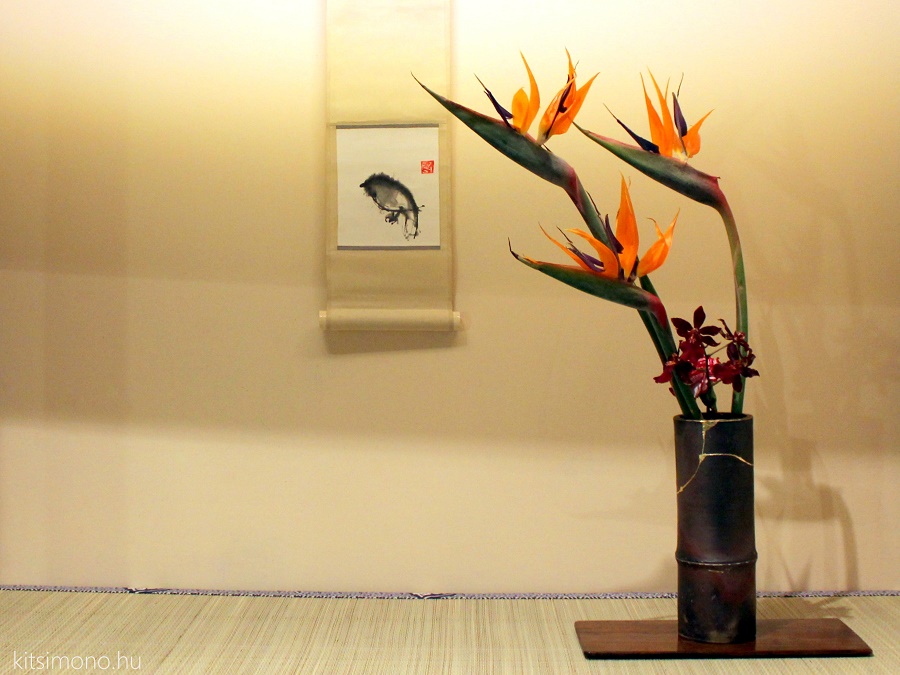 free style ikebana composition with contemporary kakemono